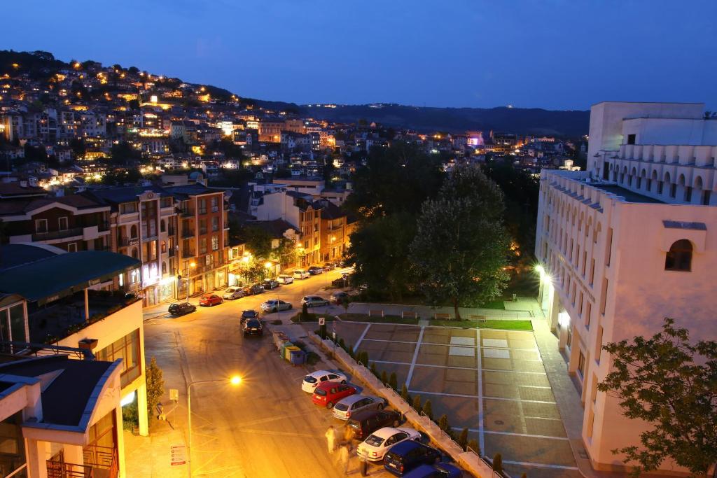 El barrio en el que está el hotel o un barrio cercano