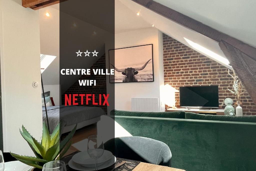 Una televisión o centro de entretenimiento en DOWNTOWN LOFT - CENTRE VILLE - WiFi - NETFLIX