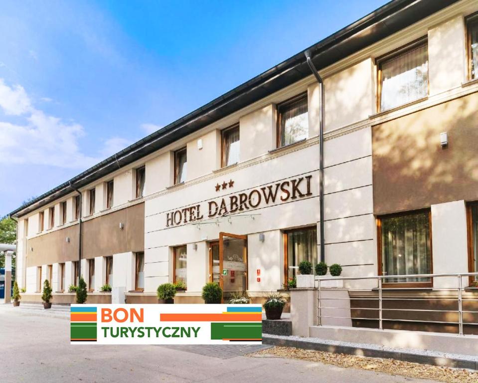 Hotel Dąbrowski في أوشفيتز: مبنى الفندق امامه لافته