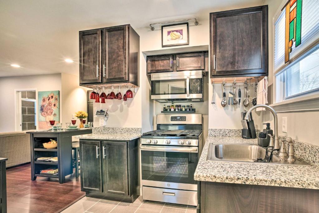 A cozinha ou cozinha compacta de Lovely Dearborn Home with Gas Grill and Backyard!