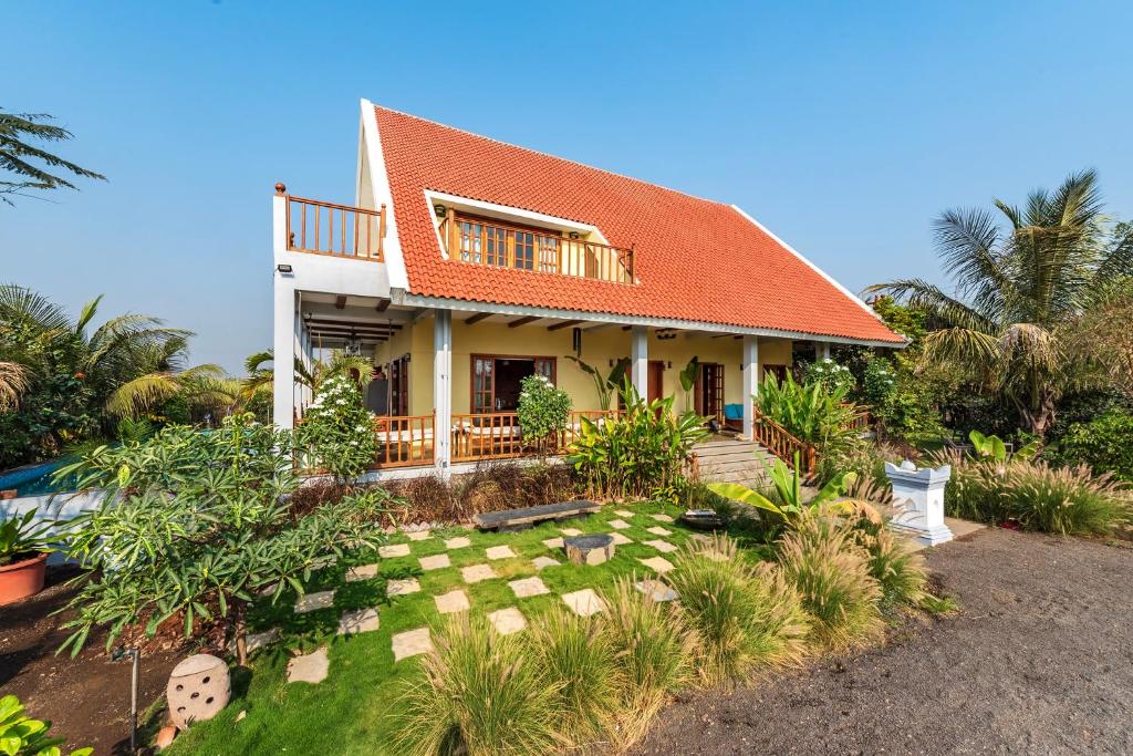 Градина пред SaffronStays Happy Fields, Pune - luxury farmstay with farm to table food