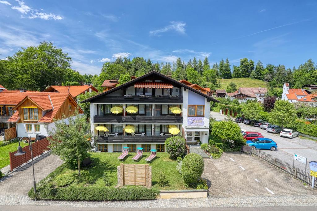 eine Luftansicht eines Hauses mit Hof in der Unterkunft Hotel Jakob in Füssen