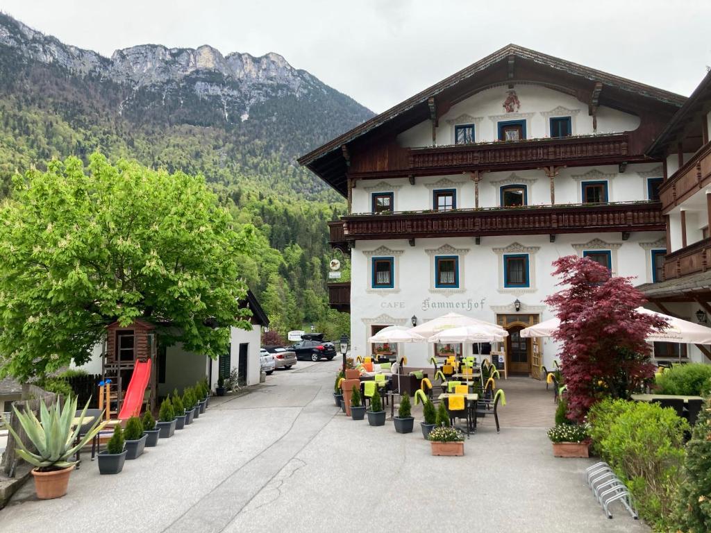 un grande edificio con tavoli e sedie di fronte di Hotel Kammerhof a Mariastein