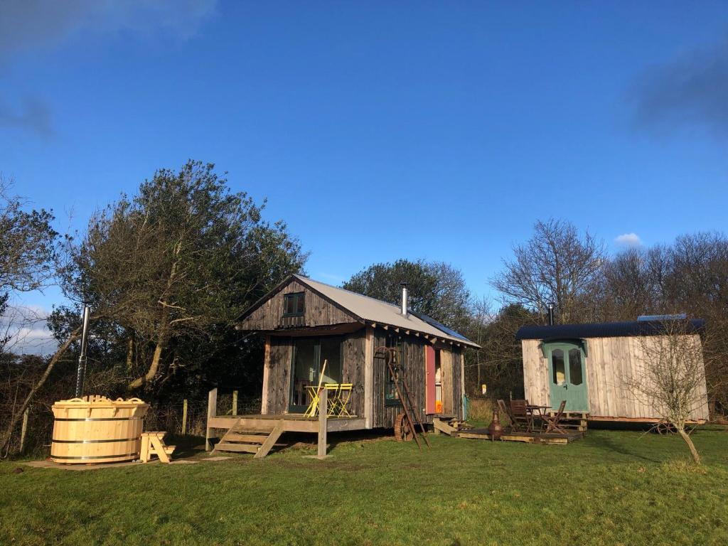 A garden outside Sky View Shepherd's Huts with Woodburning Hot Tub