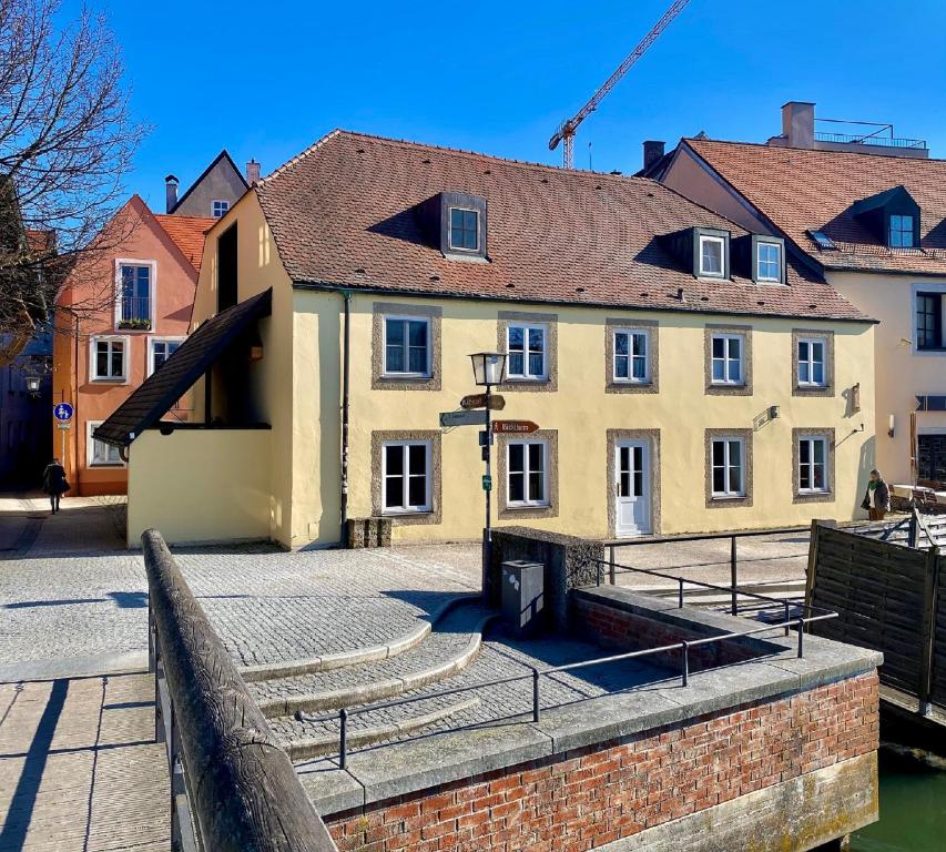 a building next to a body of water at Ferienwohnung Nepomuk in Landshut