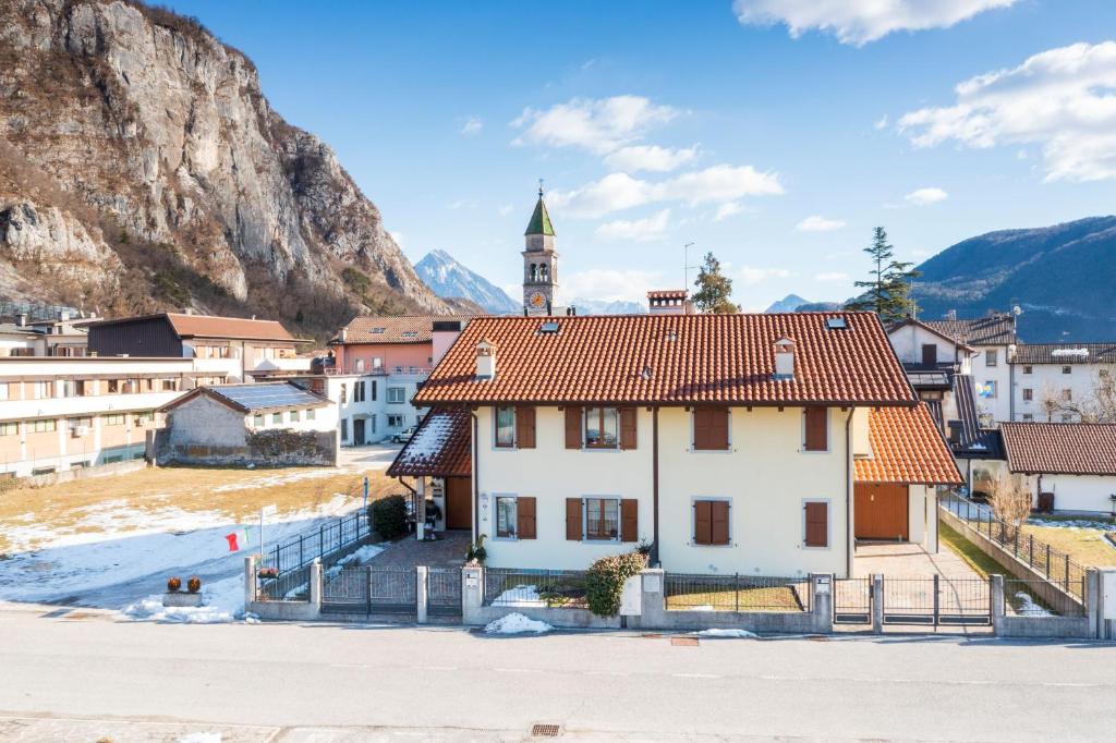 una cittadina in montagna con un edificio di B&B AI PELLEGRINI a Villa Santina