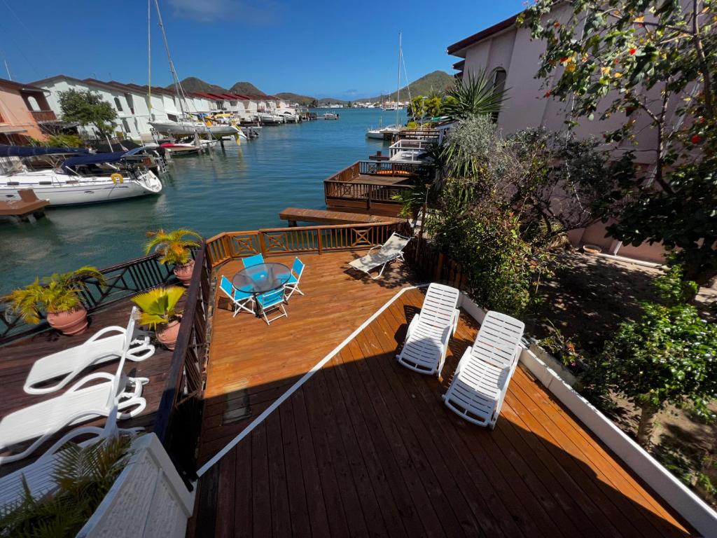 Vista de un río que corre cerca de la casa de vacaciones