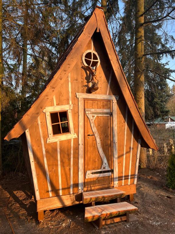 um galinheiro com uma luz sobre ele em Märchenhütte- Campen am Wald und See em Neuruppin