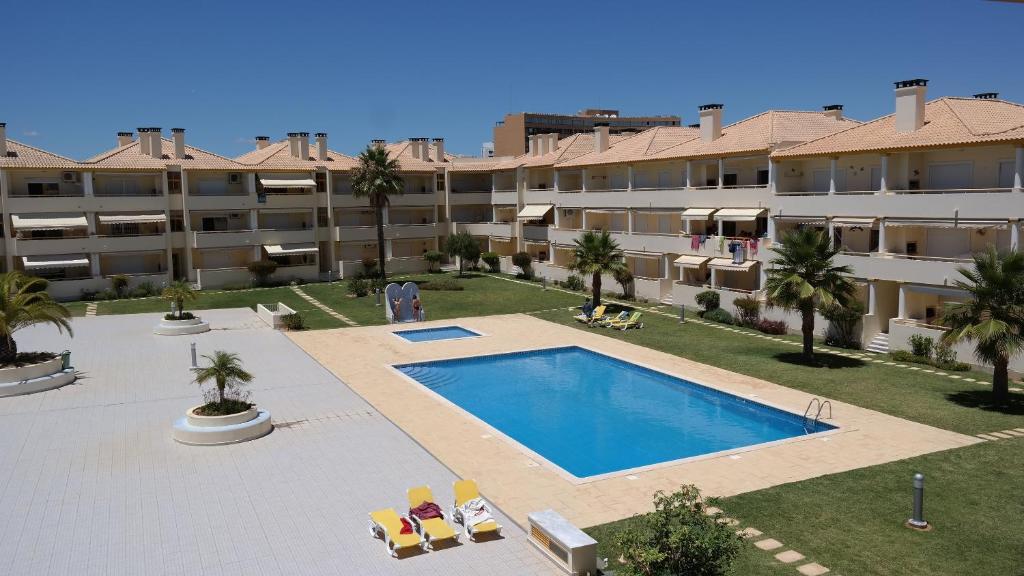 uma vista panorâmica de um complexo de apartamentos com uma piscina em Vila Atlantida Apartment em Vilamoura