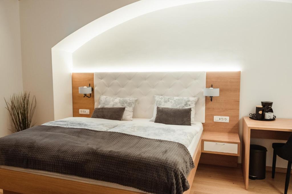 een slaapkamer met een groot bed en een bureau bij Operna klet Ljubljana in Ljubljana