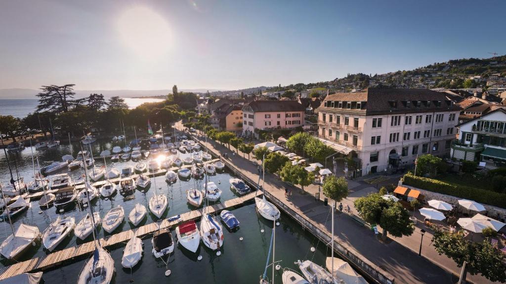 una vista aérea de un puerto con barcos en el agua en Rivage Hotel Restaurant Lutry, en Lausana