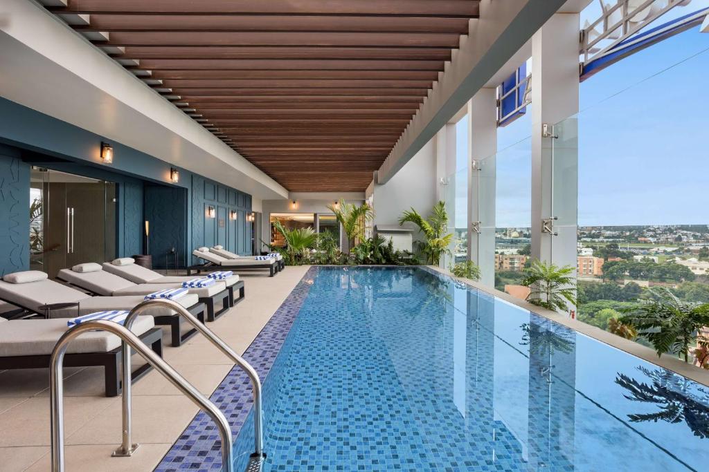 Majoituspaikassa Radisson Blu Hotel Antananarivo Waterfront tai sen lähellä sijaitseva uima-allas