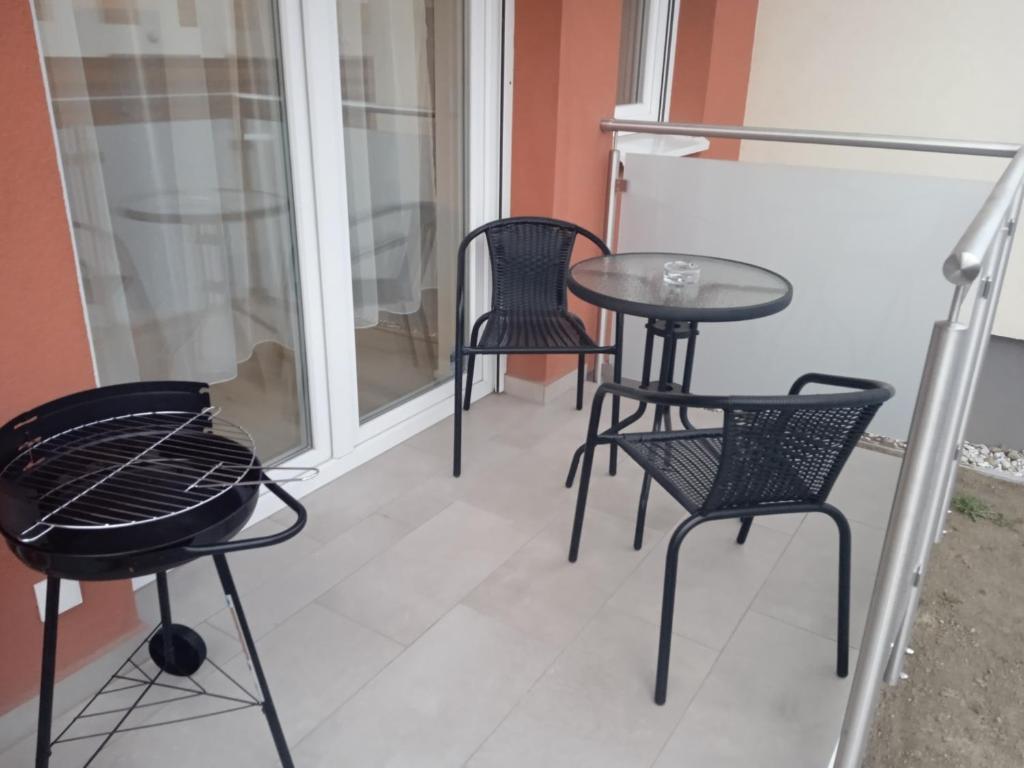 een balkon met een tafel en stoelen erop bij Verebes apartman in Győr