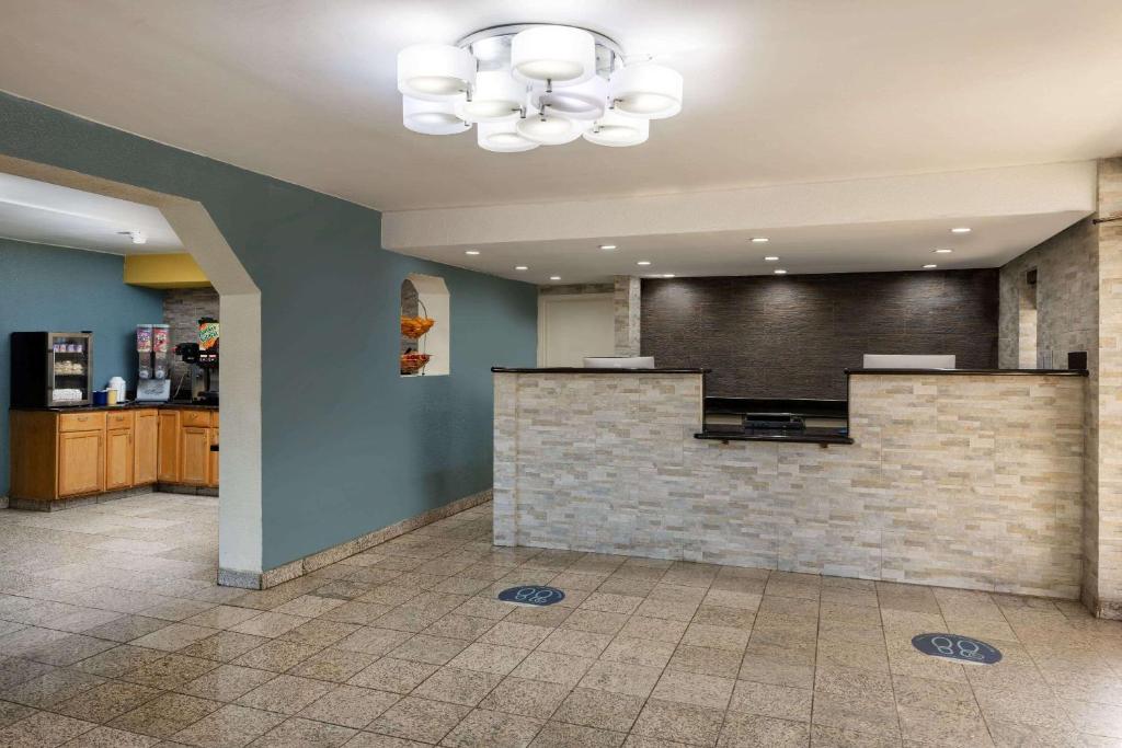 Gambar di galeri bagi Days Inn by Wyndham Raleigh Midtown di Raleigh