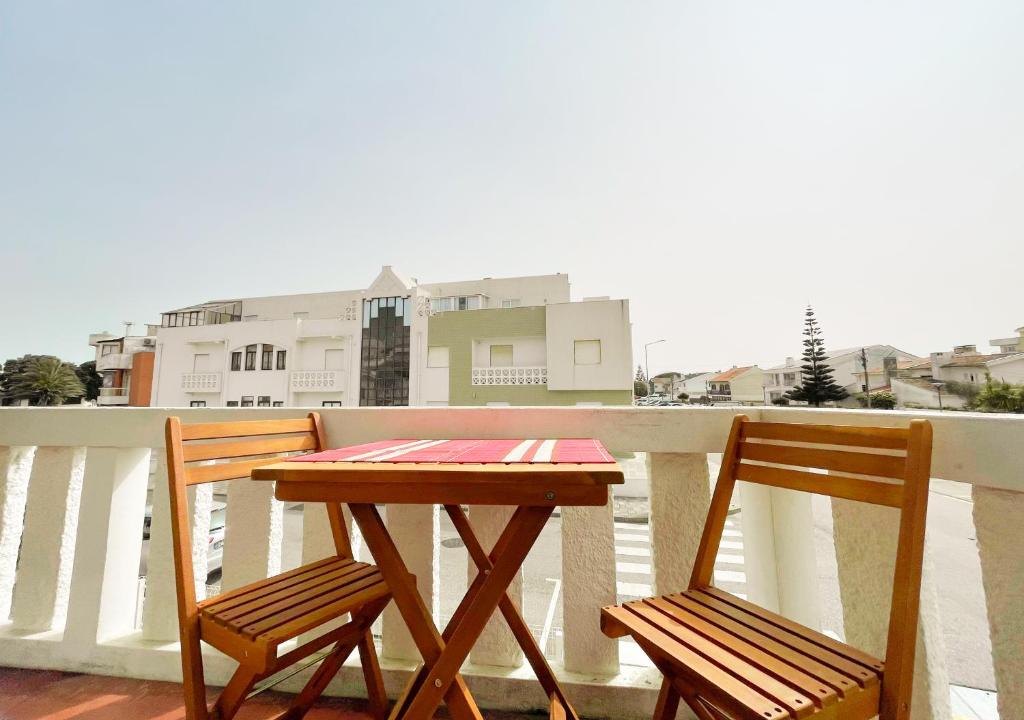 un tavolo e 2 sedie seduti su un balcone di Beach Lovers Surf House - Aveiro - Praia da Barra a Praia da Barra