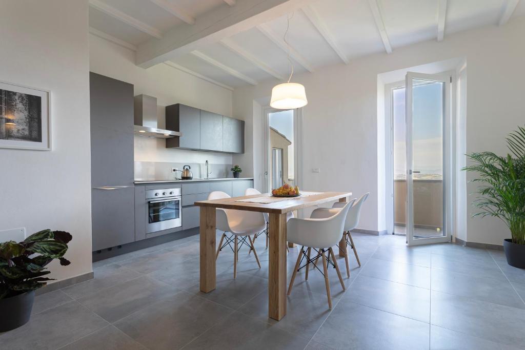 a kitchen and dining room with a table and chairs at Casa Raffaello in San Miniato