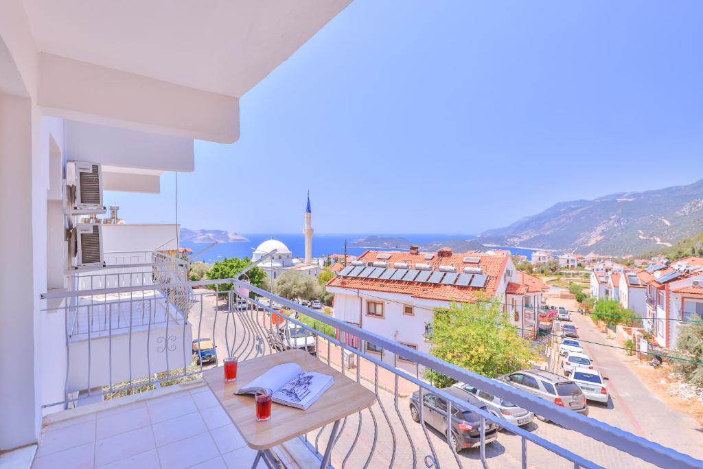 d'un balcon avec une table et une vue sur la ville. dans l'établissement Ayshe Apart, à Kaş