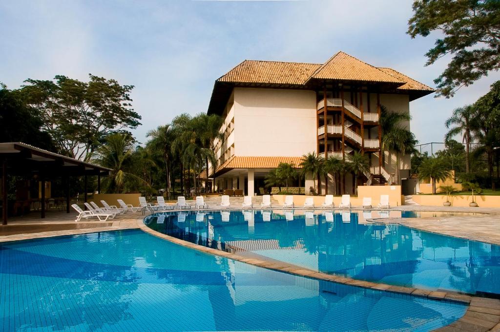 uma piscina em frente a um edifício em Hotel Michelangelo em Sao Jose do Rio Preto