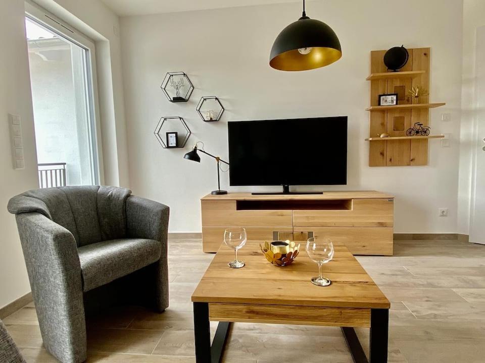 Una televisión o centro de entretenimiento en Ferienwohnung Tor zum Meer - Neubau mit Sauna, Fahrstuhl und Tiefgarage