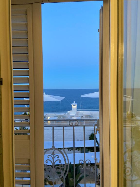 uma vista de uma janela com vista de um navio em Casa San Vito em Monopoli