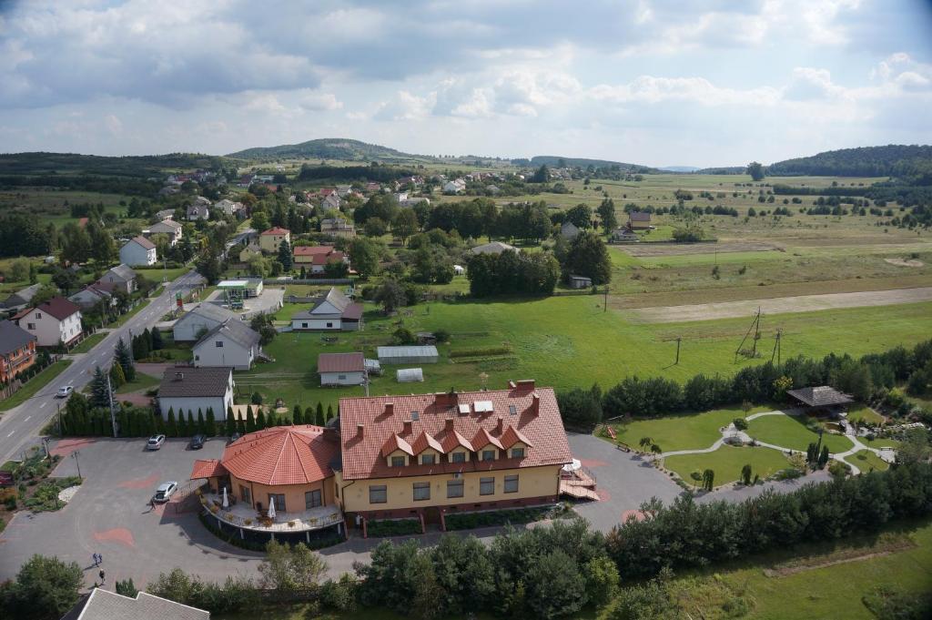 een luchtzicht op een kleine stad met een groot huis bij Hotel & Restauracja Okrąglak in Chęciny