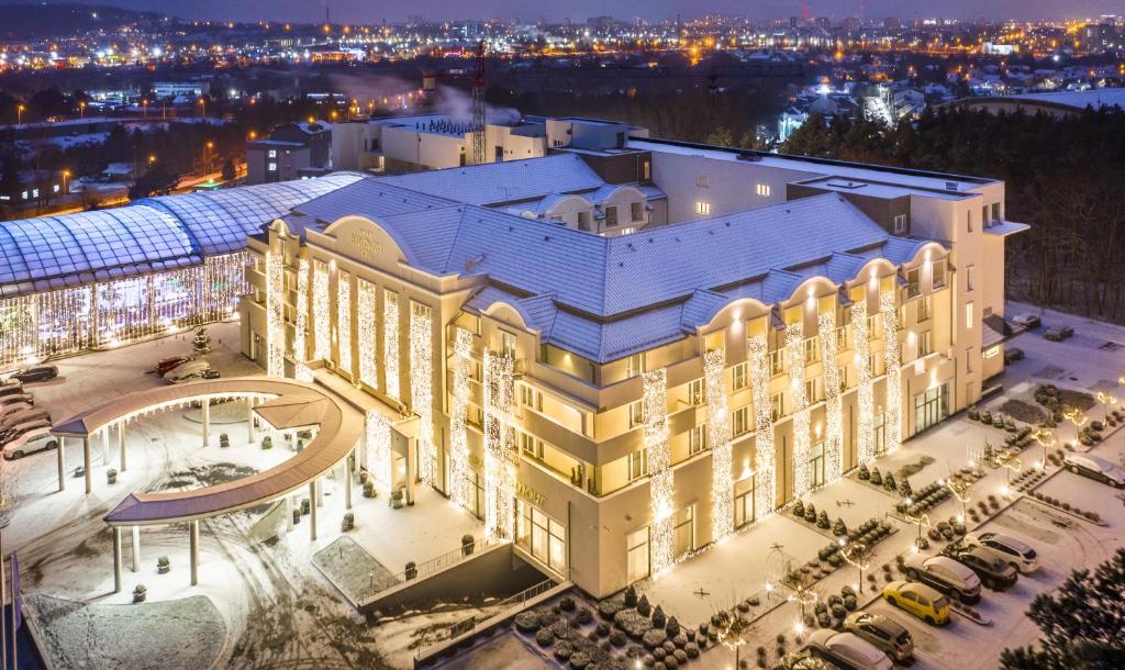 une vue aérienne sur un bâtiment la nuit dans l'établissement Hotel Binkowski, à Kielce