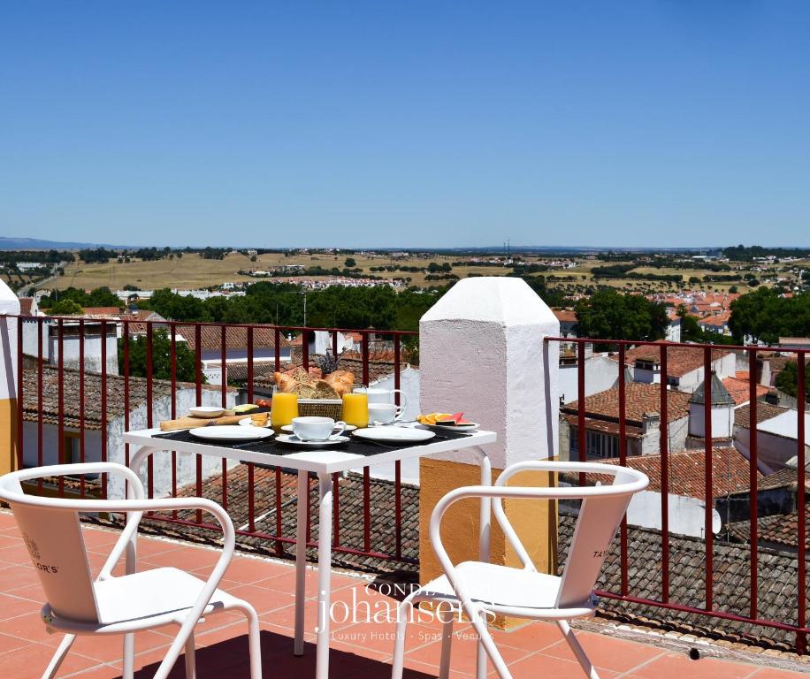 Un balcón o terraza en The Noble House - by Unlock Hotels