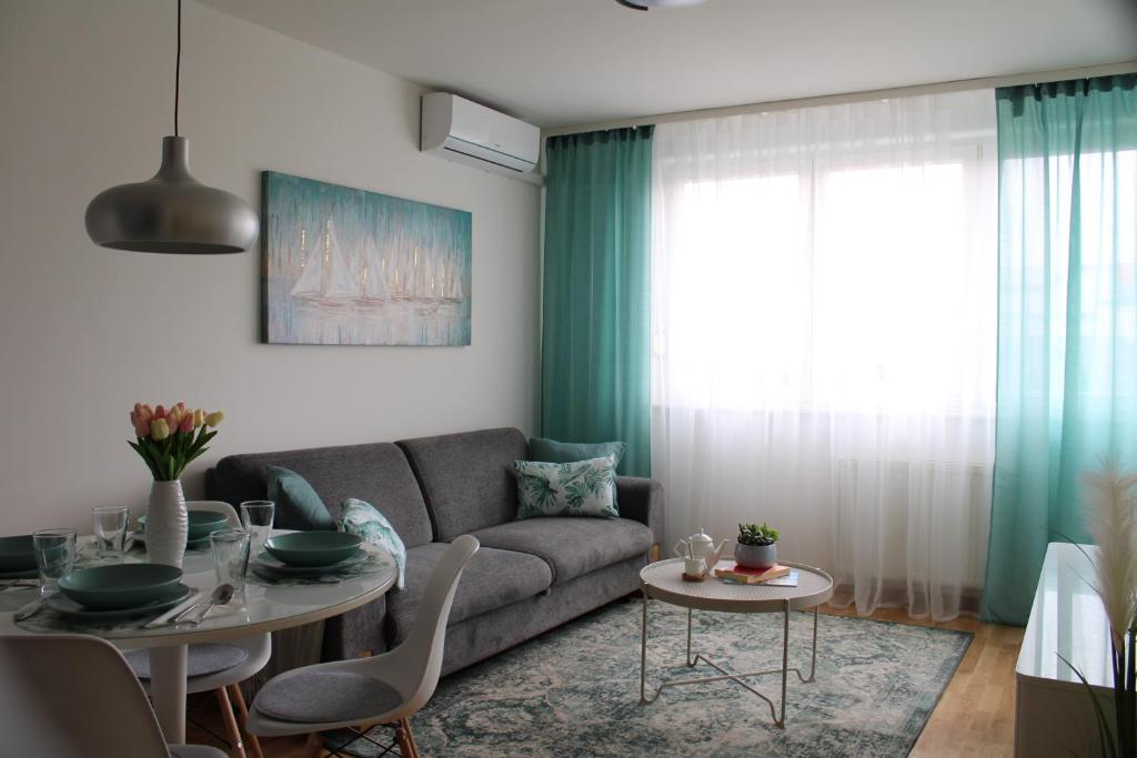 sala de estar con sofá y mesa en Arena Zagreb Premium Apartment, en Zagreb