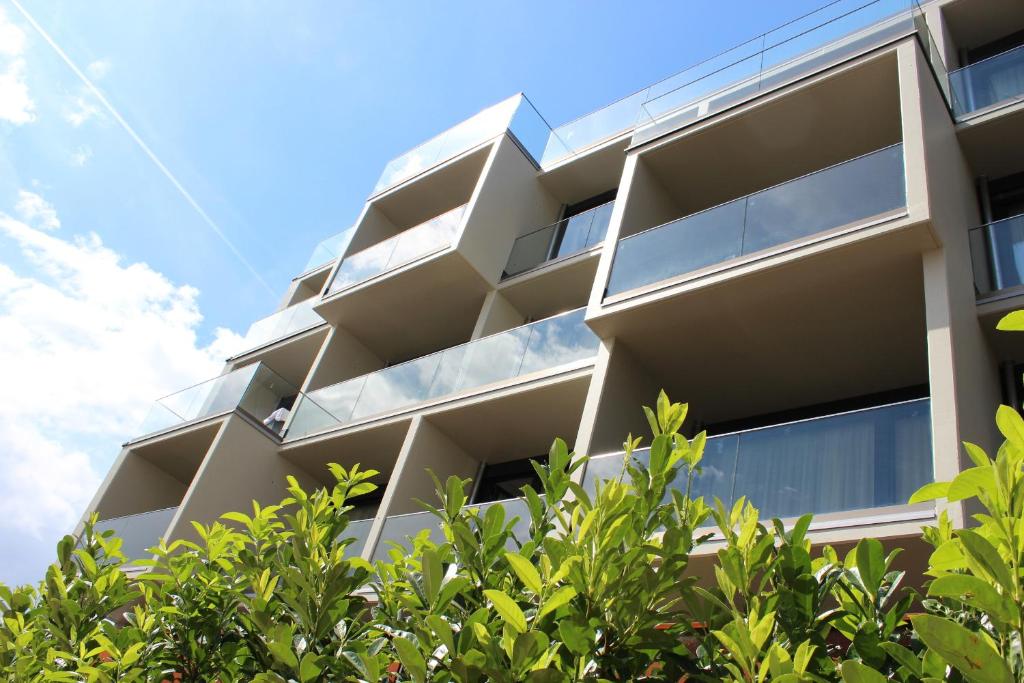 un immeuble d'appartements avec des arbres devant lui dans l'établissement Suytes, à Heidelberg