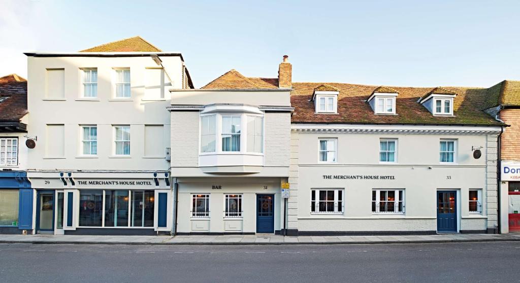 una fila de edificios blancos en una calle en The Merchant's House, BW Signature Collection, en Salisbury