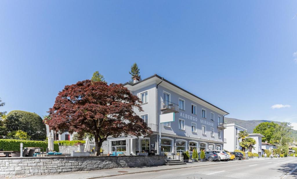 un gran edificio blanco al lado de una calle en Albergo Mirador Ascona, en Ascona