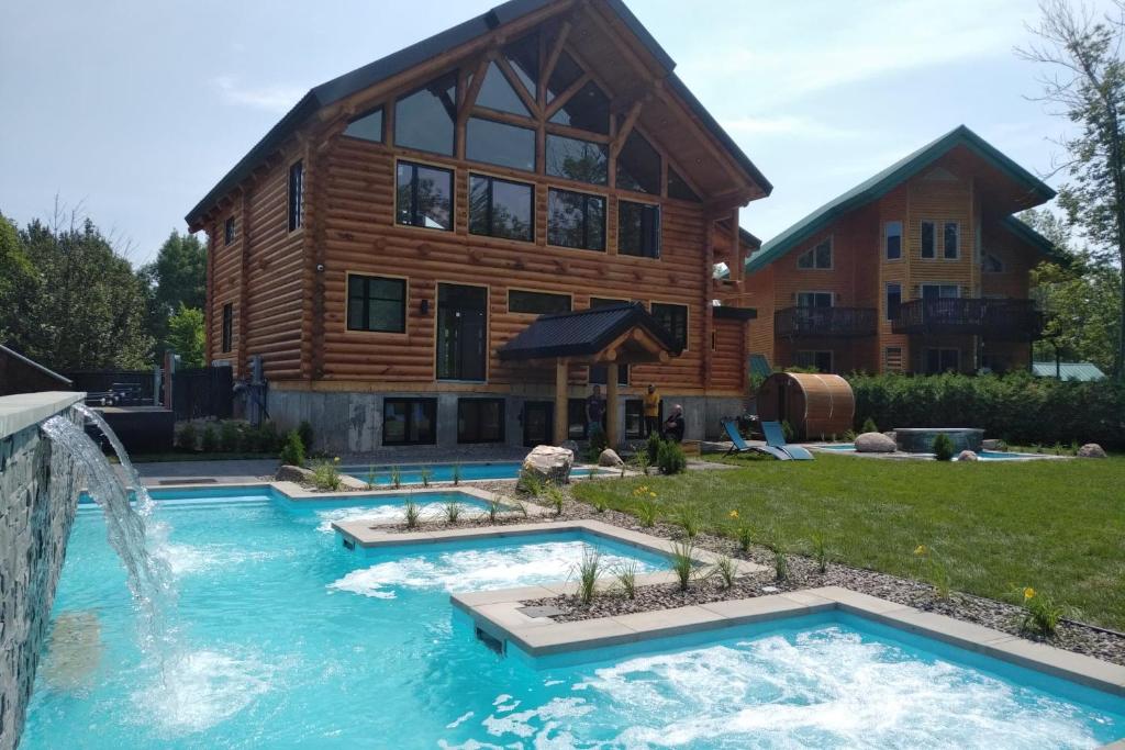 Swimmingpoolen hos eller tæt på Chalets et Spa Lac Saint-Jean