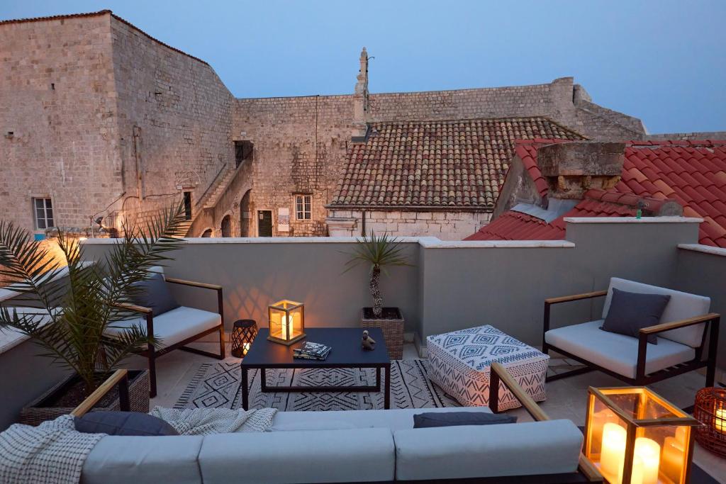 Un lugar para sentarse en Villa inside the Old town with private terrace and floor heating