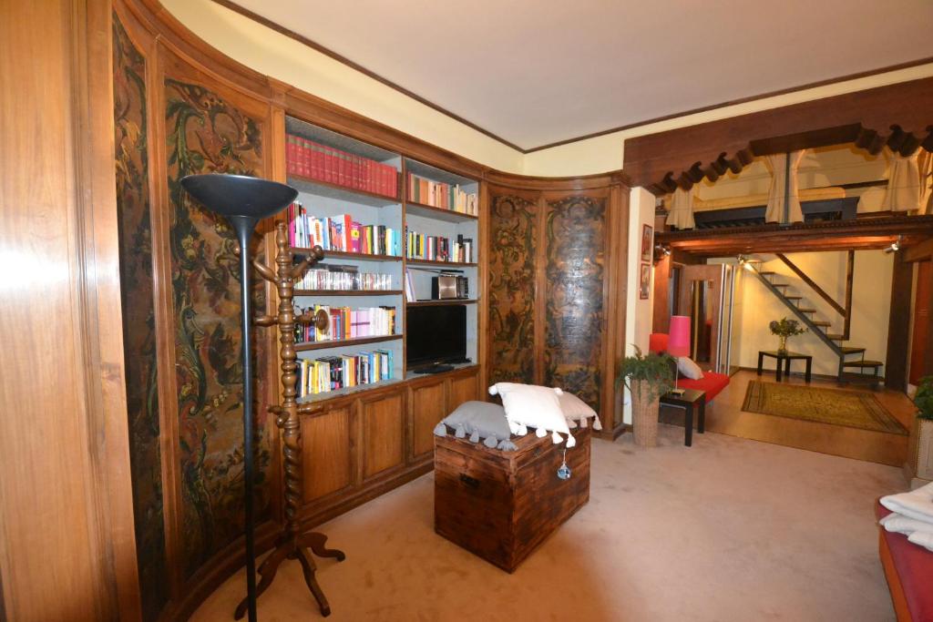 een kamer met een bibliotheek met een lamp en een kofferbak bij Castello 5888 C, Santa Marina, Calle Marcello, LOFT in Venetië