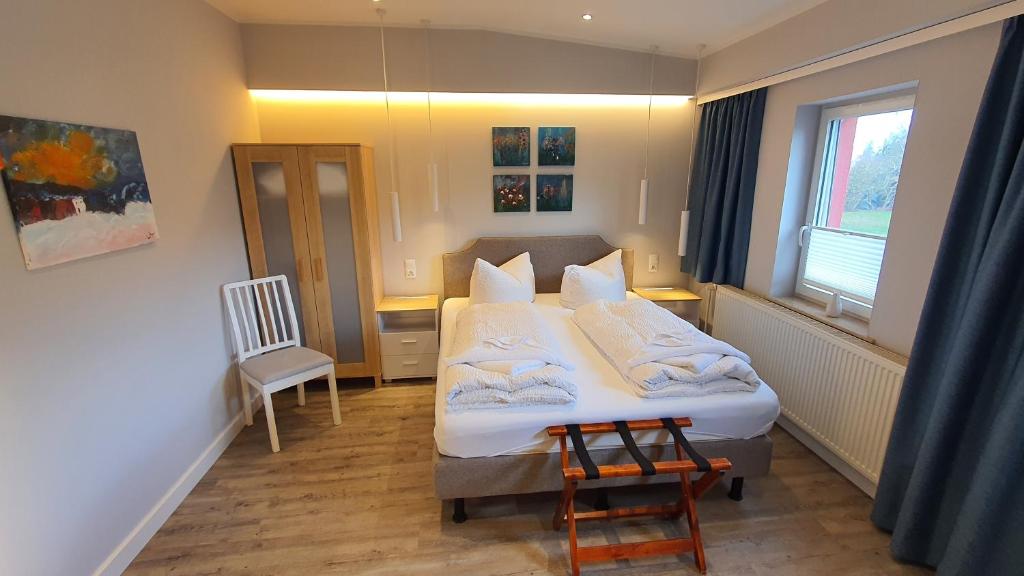 1 dormitorio con cama y ventana en Appartement Vermietung Brunner, en Rostock