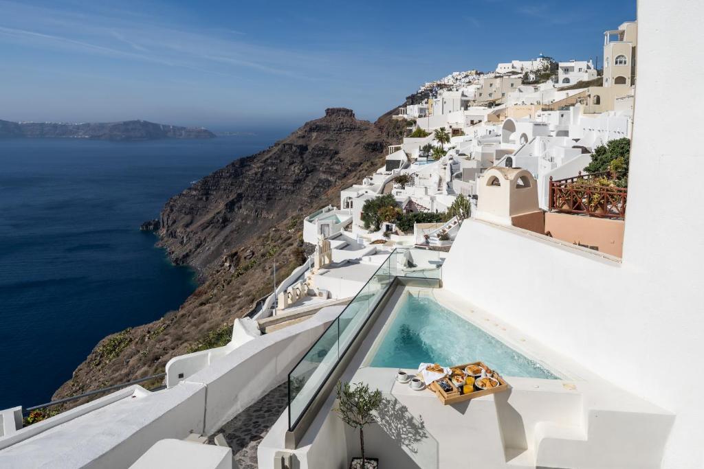 Villa con piscina y vistas a la costa de Amalfi. en Smaro Studios, en Firostefani