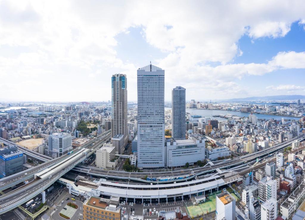 une vue aérienne sur une ville avec des gratte-ciel dans l'établissement Art Hotel Osaka Bay Tower, à Osaka