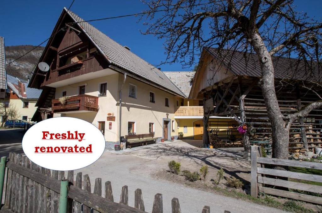 een huis met een bord dat onlangs gerenoveerd is bij Farmhouse pri Miklavu in Bohinj