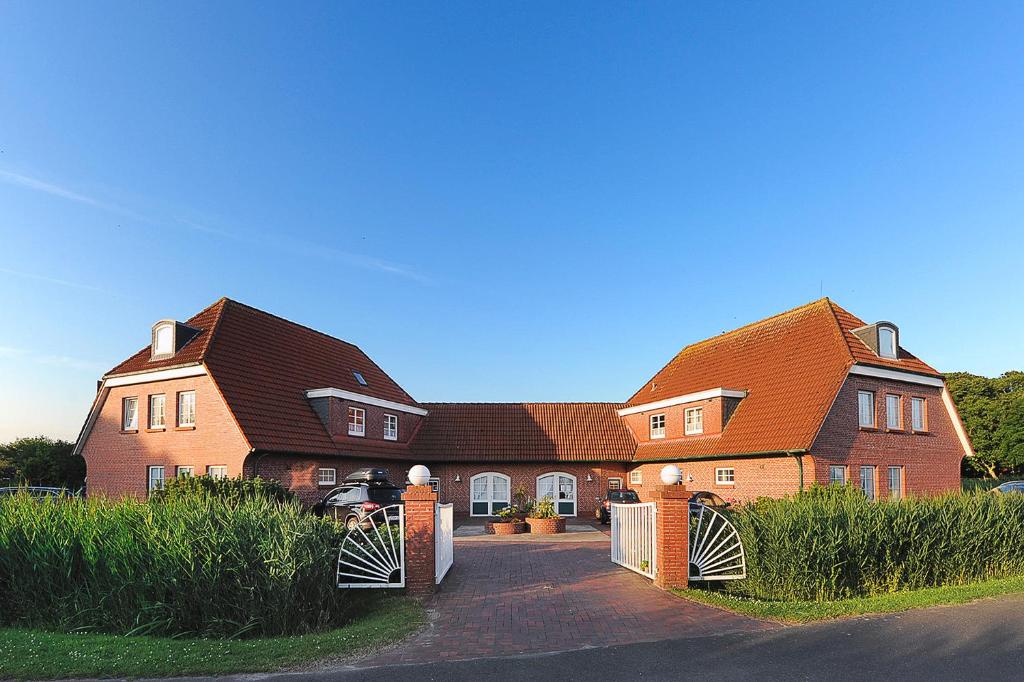 une maison avec une allée en face de celle-ci dans l'établissement Ferienhaus Wattn Urlaub, à Bensersiel