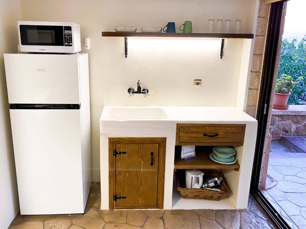 A kitchen or kitchenette at Pistachio Guesthouse, Παραδοσιακός ξενώνας