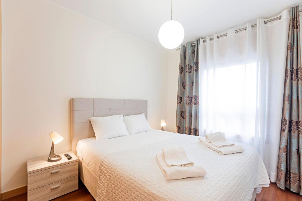 Llit o llits en una habitació de 2BR Flat by Metro w/ Free Parking by LovelyStay