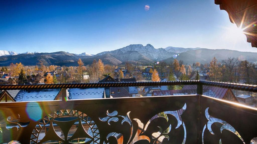 Elle comprend un balcon offrant une vue sur les montagnes. dans l'établissement Domki na Skałach Centrum Zakopane, à Zakopane