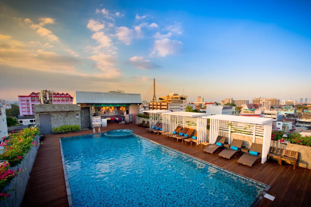 una piscina sul tetto di un edificio di Nouvo City Hotel a Bangkok