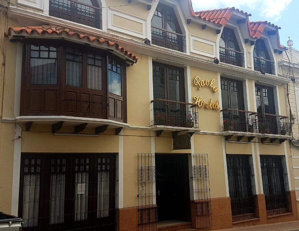 um edifício com varandas ao lado em Paola Hostal em Sucre