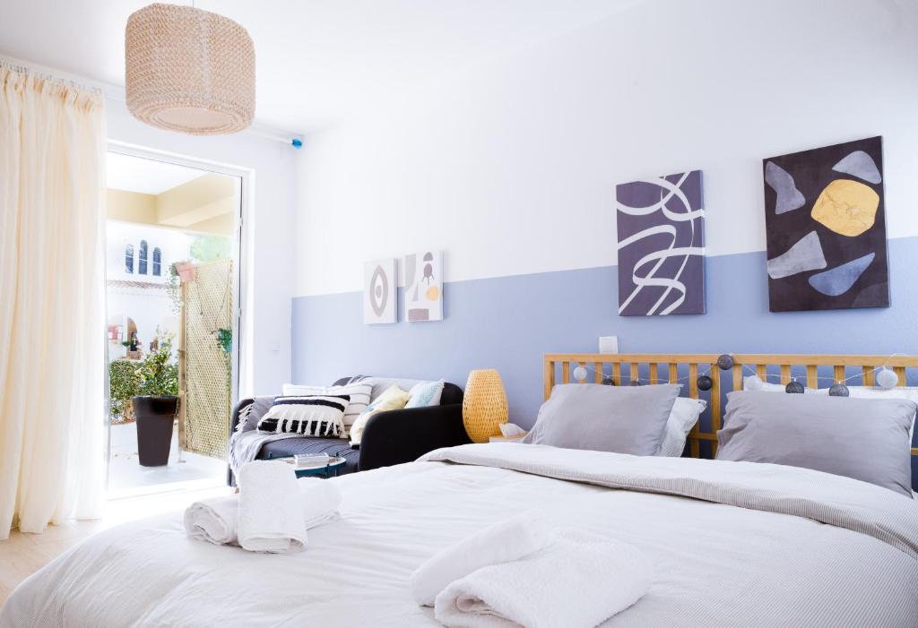 A bed or beds in a room at Boho Blu by A&D Properties