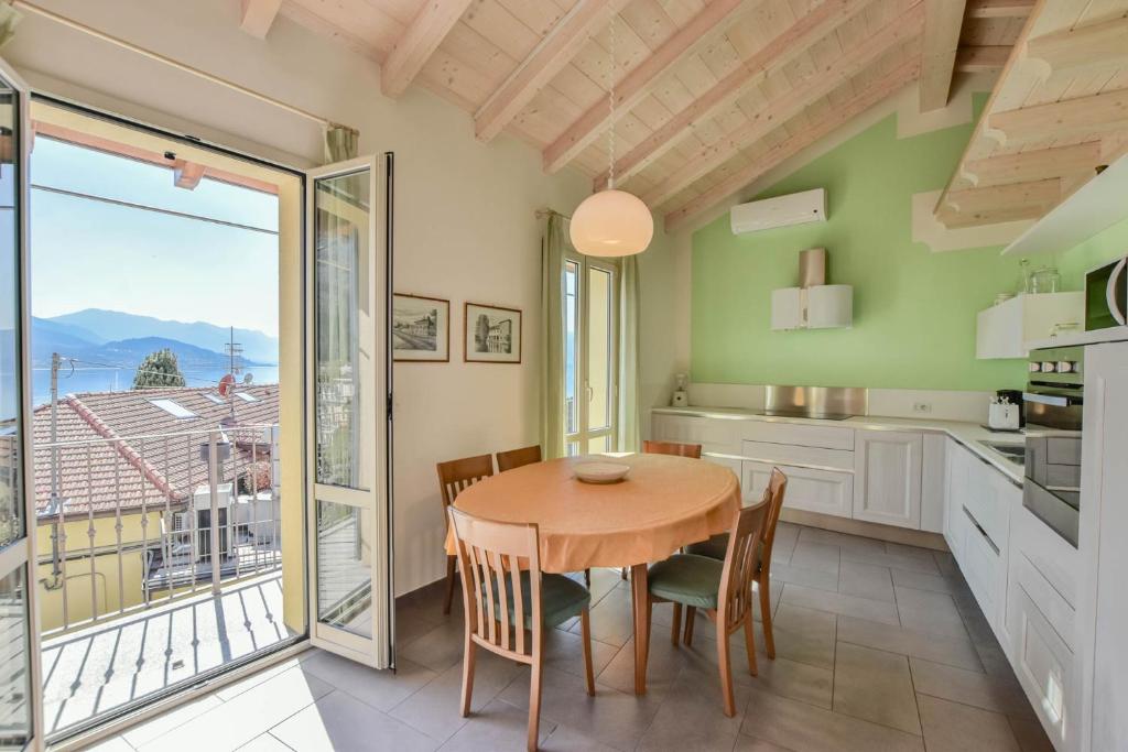 uma cozinha e sala de jantar com mesa e cadeiras em Casa Dolce em Luino