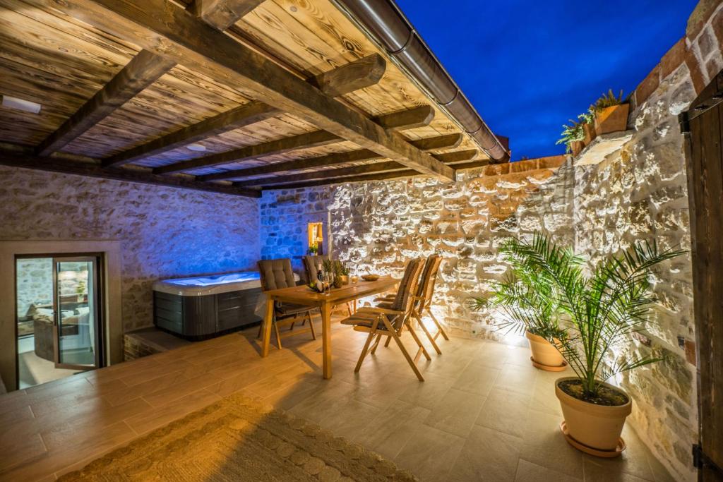 Un balcón o terraza en Roman style stone Villa Lux Solis