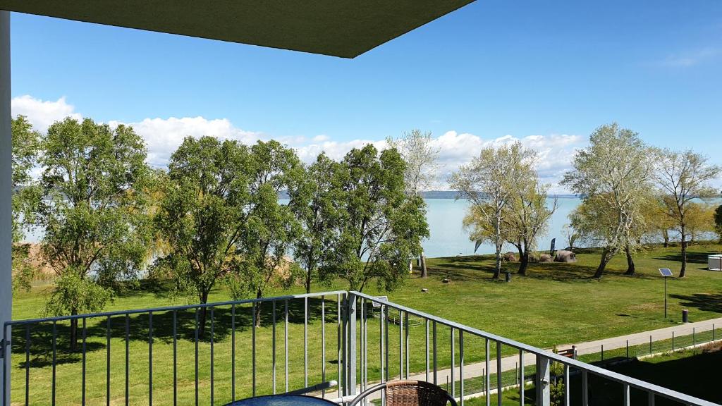 uma varanda com vista para um lago em Lelle Resort B26 em Balatonlelle