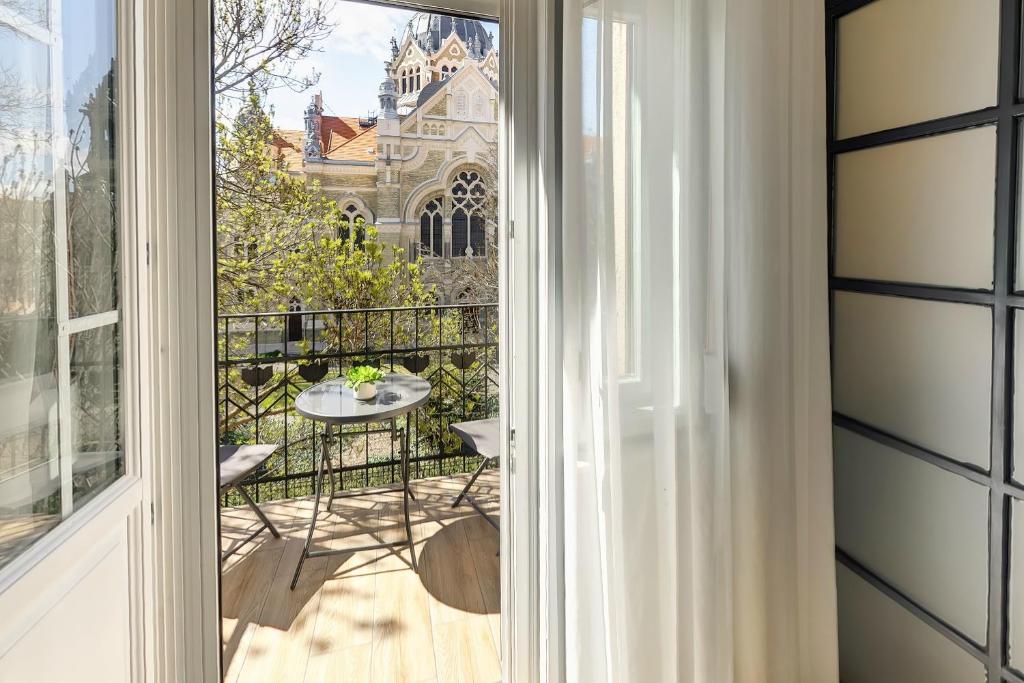 A balcony or terrace at Synagoge view loft Bestern