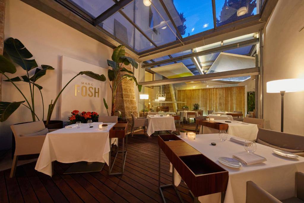 A restaurant or other place to eat at Convent de la Missio - Grand Luxury Boutique hotel, Adults Only